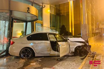 В Баку BMW влетел в двери отеля  - ФОТО - ВИДЕО