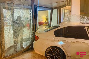 В Баку BMW влетел в двери отеля  - ФОТО - ВИДЕО