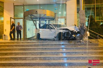 В Баку BMW влетел в двери отеля  - ФОТО - ВИДЕО