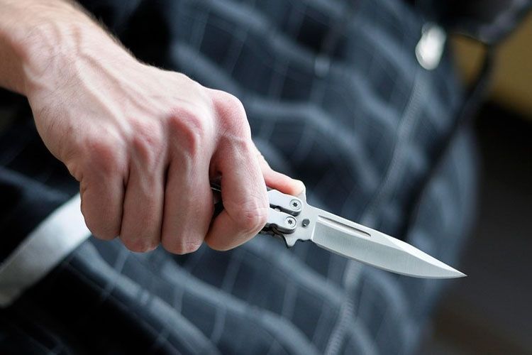 В Гяндже мужчину ранили ножом в спину