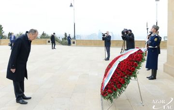 Сергей Лавров посетил Аллеи шехидов и почетного захоронения