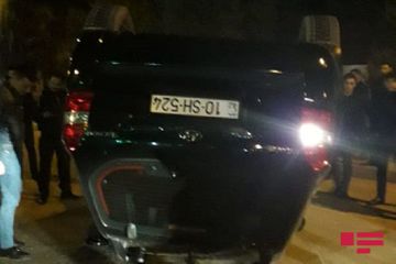 В Мингячевире перевернуся автомобиль, ранен водитель 