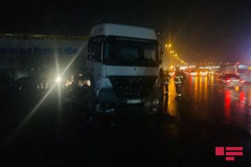 В Баку ДТП на трассе в аэропорт образовало большую пробку - ФОТО