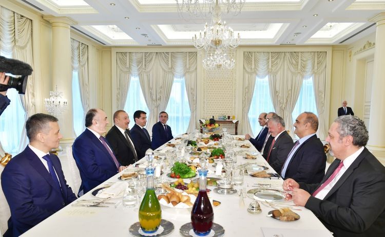 Президент Ильхам Алиев провел рабочий обед с королем Иордании