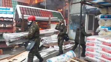 К тушению пожара в ТЦ EuroHome привлечены самолет и три вертолета  - ОБНОВЛЕНО-4-ФОТО-ВИДЕО