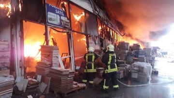 К тушению пожара в ТЦ EuroHome привлечены самолет и три вертолета  - ОБНОВЛЕНО-4-ФОТО-ВИДЕО