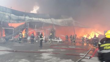 К тушению пожара в ТЦ EuroHome привлечены самолет и три вертолета  - ОБНОВЛЕНО-4-ФОТО-ВИДЕО