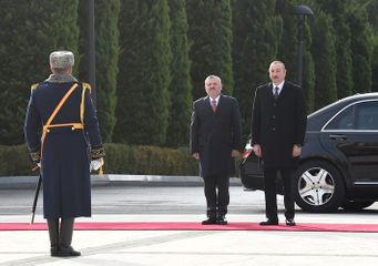 Состоялась официальная церемония встречи прибывшего в Азербайджан короля Иордании