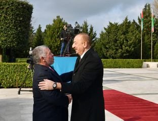 Состоялась официальная церемония встречи прибывшего в Азербайджан короля Иордании