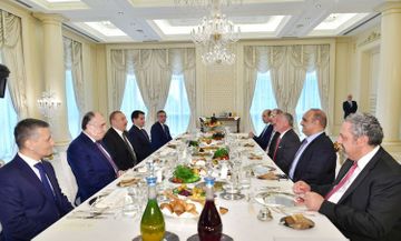 Президент Ильхам Алиев провел рабочий обед с королем Иордании