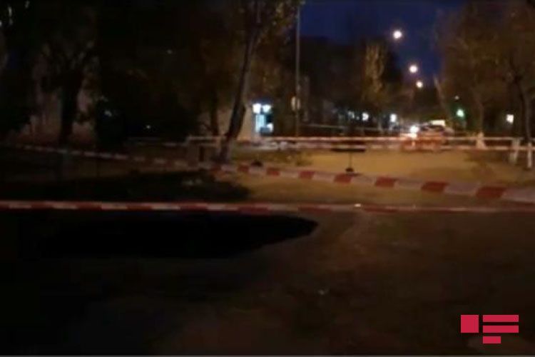 В Сумгайыте на дороге образовалась большая яма - ФОТО
