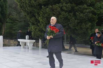 Члены Совета аксакалов посетили могилу Гейдара Алиева