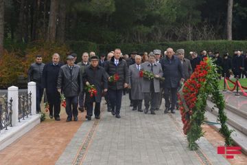 Члены Совета аксакалов посетили могилу Гейдара Алиева