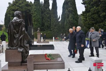 Члены Совета аксакалов посетили могилу Гейдара Алиева