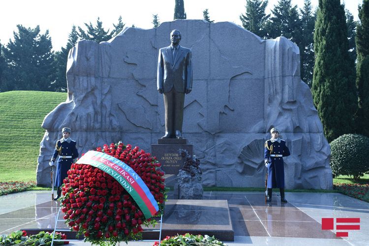 С уважением почитается память общенационального лидера Гейдара Алиева - ФОТО