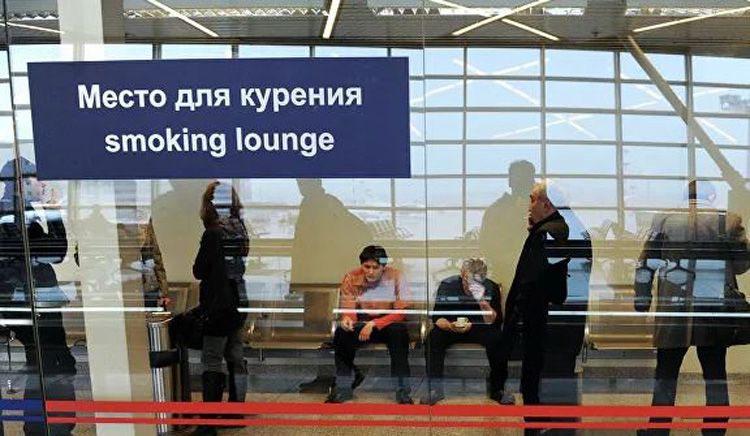 Госдума РФ приняла закон о возврате курилок в аэропортах