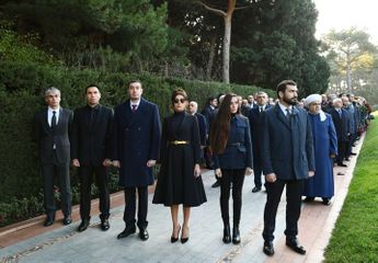 Президент Ильхам Алиев посетил могилу Гейдара Алиева - ОБНОВЛЕНО-1