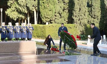Президент Ильхам Алиев посетил могилу Гейдара Алиева - ОБНОВЛЕНО-1