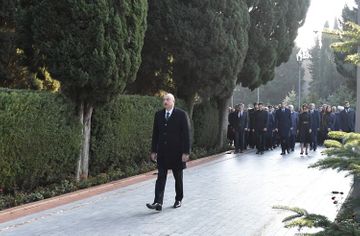 Президент Ильхам Алиев посетил могилу Гейдара Алиева - ОБНОВЛЕНО-1