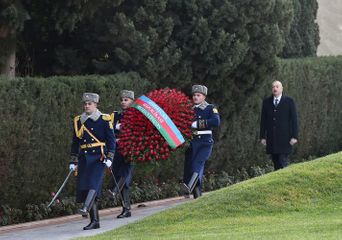 Президент Ильхам Алиев посетил могилу Гейдара Алиева - ОБНОВЛЕНО-1