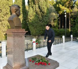 Президент Ильхам Алиев посетил могилу Гейдара Алиева - ОБНОВЛЕНО-1