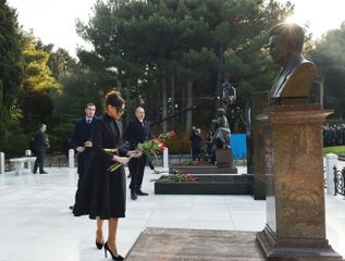 Президент Ильхам Алиев посетил могилу Гейдара Алиева - ОБНОВЛЕНО-1