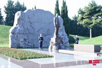 С уважением почитается память общенационального лидера Гейдара Алиева - ФОТО