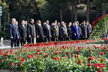 С уважением почитается память общенационального лидера Гейдара Алиева - ФОТО