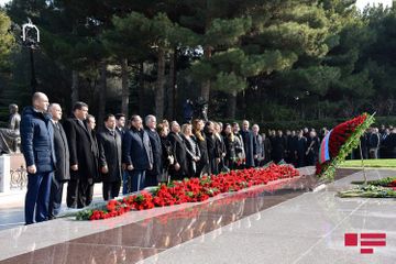 С уважением почитается память общенационального лидера Гейдара Алиева - ФОТО