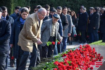 С уважением почитается память общенационального лидера Гейдара Алиева - ФОТО