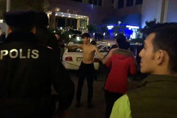 Двое полуголых мужчин с ножами напали на прохожих в центре Баку  - ФОТО   - ВИДЕО