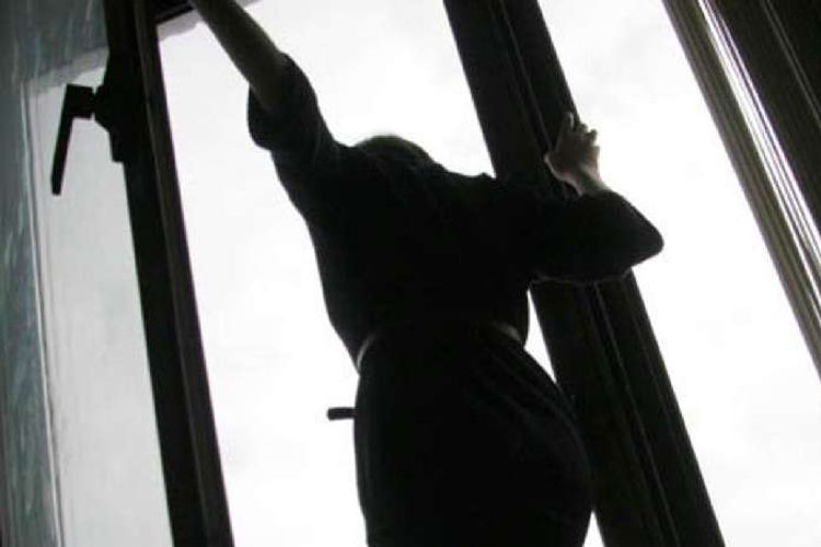 В Баку избитая мужем женщина выбросилась с 4-го этажа