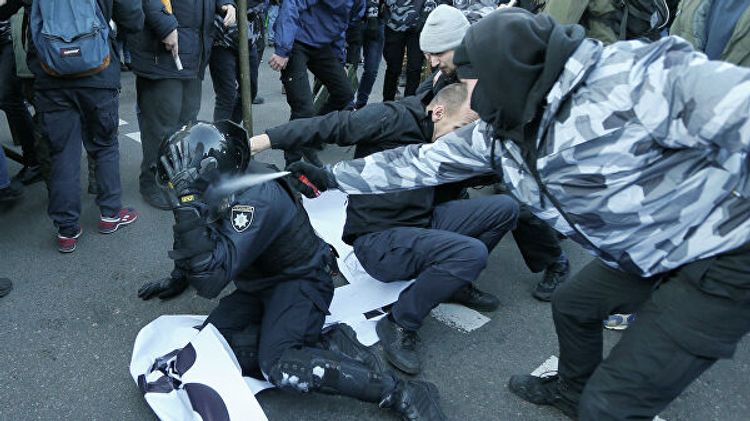 В Киеве 17 полицейских пострадали во время столкновений у здания Рады