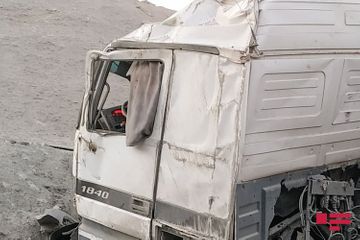 В Азербайджане грузовик врезался в железное ограждение, есть погибшие - ОБНОВЛЕНО-1