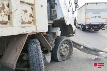 В Азербайджане грузовик врезался в железное ограждение, есть погибшие - ОБНОВЛЕНО-1