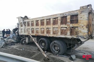 В Азербайджане грузовик врезался в железное ограждение, есть погибшие - ОБНОВЛЕНО-1