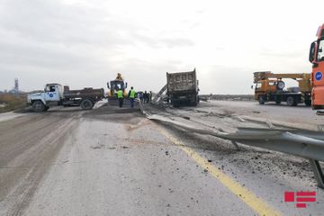 В Азербайджане грузовик врезался в железное ограждение, есть погибшие - ОБНОВЛЕНО-1
