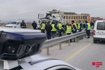 В Азербайджане грузовик врезался в железное ограждение, есть погибшие - ОБНОВЛЕНО-1