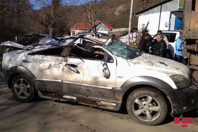 В Лерике автомобиль упал в реку с моста, есть погибший и пострадавшие - ОБНОВЛЕНО - ФОТО