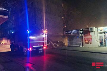 В Баку во дворе дома сгорел автомобиль - ФОТО - ВИДЕО