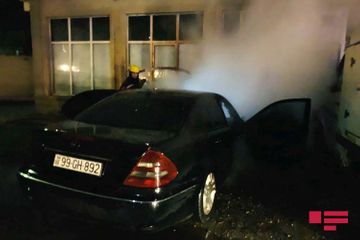 В Баку во дворе дома сгорел автомобиль - ФОТО - ВИДЕО
