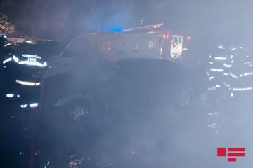 В Баку во дворе дома сгорел автомобиль - ФОТО - ВИДЕО
