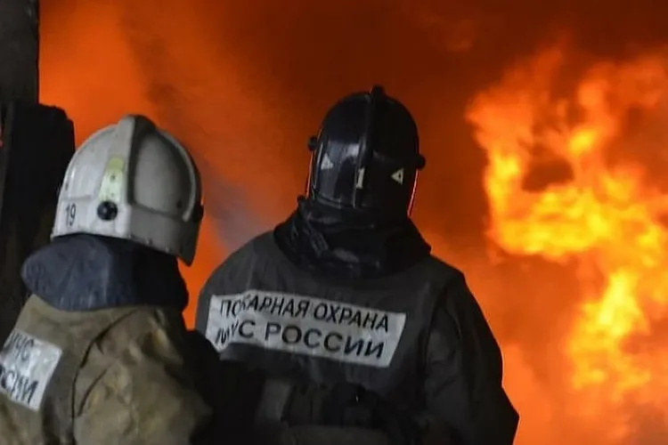 В Республике Башкортостан РФ загорелось производственное здание