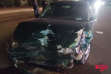 В Гяндже 2 человека пострадали в результате ДТП - ФОТО