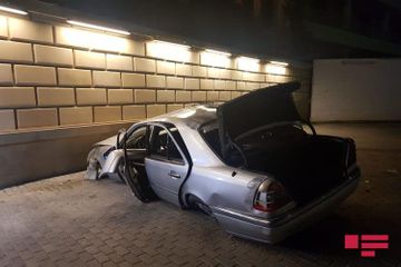 В Баку перевернулся Mercedes, пострадали двое - ФОТО - ВИДЕО