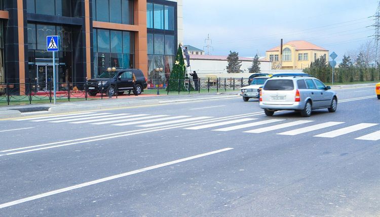 В Мингячевире автомобиль сбил женщину на пешеходном переходе 
