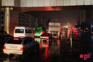 В Баку грузовик врезался в Azsamand, ранены 3 человека 