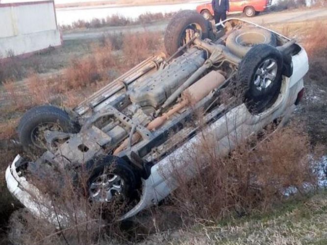 В Имишли перевернулась Toyota Prado, пострадали водитель и его мать