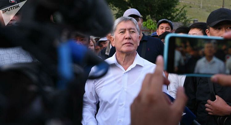 Экс-президент Кыргызстана Атамбаев впервые после ареста доставлен в суд