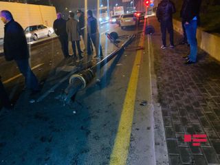 В Баку BMW снес фонарный столб - ФОТО - ВИДЕО